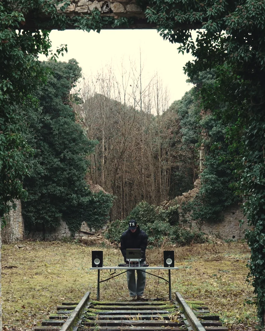 DJ set Horison sur une voie ferrée abandonnée, entre les arbres