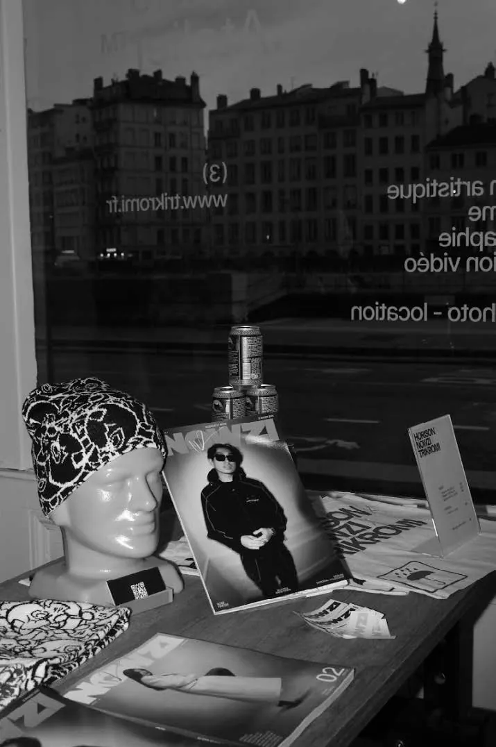 Vitrine du studio Trikromi face aux quais de Saône, avec le merch Horison